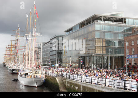 25 ago 2012. Un paio di Tall Ships ormeggiato sul fiume Liffey durante il loro ultimo giorno in porto, nonostante il profilarsi nuvole scure oltre un milione di visitatori hanno preso la banchina per i tre giorni della manifestazione a Dublino durante il 2012 Tall Ships festival. Foto Stock