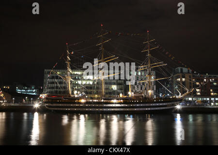 25 ago 2012. Una delle Tall Ships Ormeggiato sul fiume Liffey, durante la loro ultima notte nel porto di oltre un milione di visitatori hanno preso la banchina per i tre giorni della manifestazione a Dublino durante il 2012 Tall Ships festival. Foto Stock