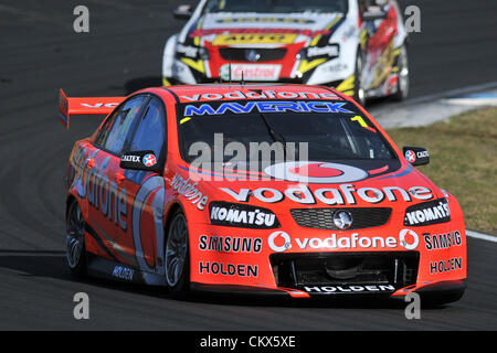 26 ago 2012. Eastern Creek,l'Australia. Vincitore di gara 2 Team Vodafones Jamie Whincup nel suo Commodore VE2 durante il V8 Supercar campionato a Sydney Motorsport Park,l'Australia Foto Stock