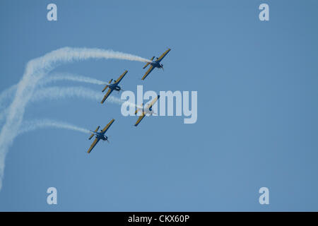 Lesnovo, Bulgaria; 24 agosto 2012. I falchi della Romania il team acrobatico battenti una svolta nella precisa formazione di diamante. Credito: Johann Brandstatter / Alamy Live News Foto Stock