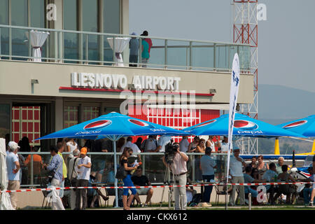 Lesnovo, Bulgaria; 24 agosto 2012. Edificio aeroportuale in Lesnovo, a est della capitale bulgara Sofia. Su normali giorni raccolto solo strofinacci e alcuni piloti privati può essere trovato qui. Durante i due giorni di air show migliaia di spettatori radunati qui. Credito: Johann Brandstatter / Alamy Live News Foto Stock