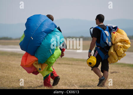 Lesnovo, Bulgaria; 24 agosto 2012. Skydivers imballare il proprio paracadute colorato dopo aver eseguito gli sbarchi di precisione vicino al campo dell'aria. Credito: Johann Brandstatter / Alamy Live News Foto Stock