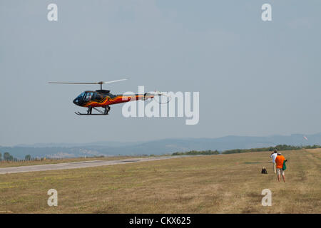 Lesnovo, Bulgaria; 24 agosto 2012. Il Enstrom 480 volare lateralmente al di sopra della pista di Lesnovo, dando un perfetto show per molti fotografi. Credito: Johann Brandstatter / Alamy Live News Foto Stock