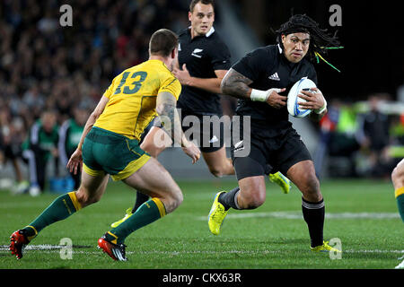 Sabato 25 agosto 2012. Auckland, Nuova Zelanda. All Blacks' Ma'un Nonu corre in Australia Rob Horne durante il campionato di rugby e Bledisloe Cup il Rugby test match, Nuova Zelanda All Blacks versus Australian Wallaby presso Eden Park di Auckland, in Nuova Zelanda. Foto Stock