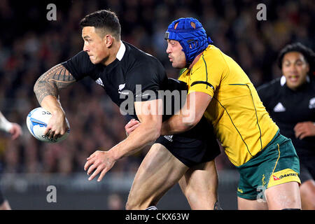 Sabato 25 agosto 2012. Auckland, Nuova Zelanda. All Blacks' Sonny Bill Williams di offload contro Australia Nathan Sharpe durante il campionato di rugby e Bledisloe Cup il Rugby test match, Nuova Zelanda All Blacks versus Australian Wallaby presso Eden Park di Auckland, in Nuova Zelanda. Foto Stock