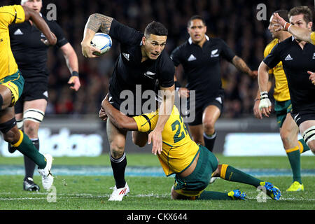 Sabato 25 agosto 2012. Auckland, Nuova Zelanda. All Blacks' Sonny Bill Williams gestisce in Australia's Kurtley Beale durante il campionato di rugby e Bledisloe Cup il Rugby test match, Nuova Zelanda All Blacks versus Australian Wallaby presso Eden Park di Auckland, in Nuova Zelanda. Foto Stock