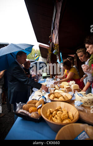 Agosto 26, 2012 a Cracovia, Polonia - Mercato in stallo durante l'annuale e tradizionale polacco food festival. Mostrato Oscypek è un formaggio affumicato fatta di salato latte di pecora esclusivamente nelle montagne Tatra regione della Polonia. Foto Stock