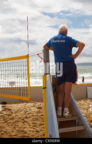 Boscombe Beach, Bournemouth, Dorset UK sabato 25 agosto 2012. Le finali del Volleyball England Beach Tour (VEBT) si terranno sulla spiaggia di Boscombe durante il fine settimana festivo del 25-26 agosto. I migliori giocatori di pallavolo si sfidano per diventare campioni nazionali di Beach Volley del 2012 Foto Stock