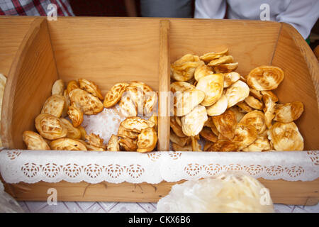 Agosto 26, 2012 a Cracovia, Polonia - Mercato in stallo durante l'annuale e tradizionale polacco food festival. Mostrato Oscypek è un formaggio affumicato fatta di salato latte di pecora esclusivamente nelle montagne Tatra regione della Polonia. Foto Stock