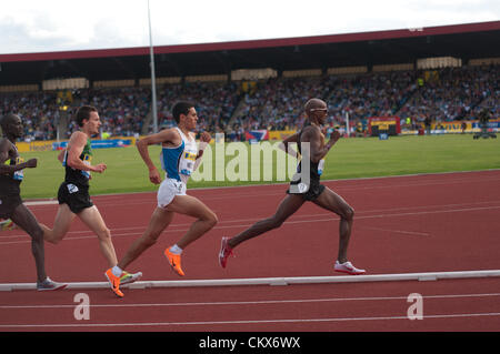 Mo Farah della Gran Bretagna che portano i due miglia di corsa durante il Diamond League incontro a Alexander Stadium di Birmingham, 2012.. Ha vinto la gara in un tempo di 8m 27.24s. Daniele Meucci dell Italia è in secondo luogo dove ha finito mentre al terzo posto è Christopher Thompson della Gran Bretagna che è finito settimo. Foto Stock