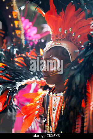 26 ago 2012, Domenica, Nottinghill Carnevale , Nottinghill Gate, London, Regno Unito - 12.02 h processione di flottazione - I giovani partecipanti in costume come parte della sfilata verso il basso Ladbroke Grove. Foto Stock