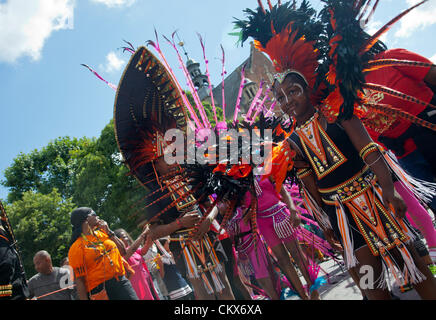 26 ago 2012, Domenica, Nottinghill Carnevale , Nottinghill Gate, London, Regno Unito - 12.02 h processione di flottazione - I giovani partecipanti in costume come parte della sfilata verso il basso Ladbroke Grove. Foto Stock