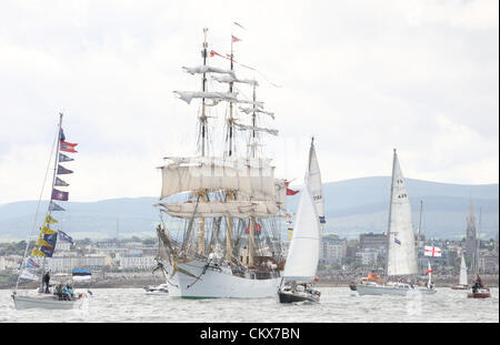 26 ago 2012. Dopo tre giorni a port infine la Tall Ships hanno un tremendo send off come lasciano la baia di Dublino, circa duecentomila persone rivestite della banchina a Dublino per vedere le navi off mentre centinaia di imbarcazioni da diporto si sono riuniti nella baia per scortare le navi come essi sfilavano lungo la costa. Credito: Ian Shipley SHPS / Alamy Live News Foto Stock