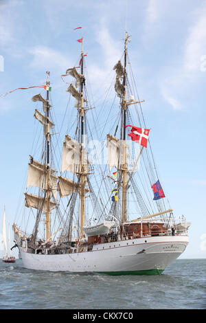 26 ago 2012. Dopo tre giorni a port infine la Tall Ships hanno un tremendo send off come lasciano la baia di Dublino, circa duecentomila persone rivestite della banchina a Dublino per vedere le navi off mentre centinaia di imbarcazioni da diporto si sono riuniti nella baia per scortare le navi come essi sfilavano lungo la costa. Credito: Ian Shipley SHPS / Alamy Live News Foto Stock