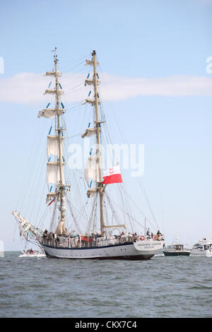 26 ago 2012. Dopo tre giorni a port infine la Tall Ships hanno un tremendo send off come lasciano la baia di Dublino, circa duecentomila persone rivestite della banchina a Dublino per vedere le navi off mentre centinaia di imbarcazioni da diporto si sono riuniti nella baia per scortare le navi come essi sfilavano lungo la costa. Credito: Ian Shipley SHPS / Alamy Live News Foto Stock