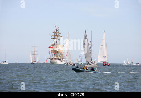 26 ago 2012. Dopo tre giorni a port infine la Tall Ships hanno un tremendo send off come lasciano la baia di Dublino, circa duecentomila persone rivestite della banchina a Dublino per vedere le navi off mentre centinaia di imbarcazioni da diporto si sono riuniti nella baia per scortare le navi come essi sfilavano lungo la costa. Credito: Ian Shipley SHPS / Alamy Live News Foto Stock