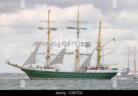 26 ago 2012. Dopo tre giorni a port infine la Tall Ships hanno un tremendo send off come lasciano la baia di Dublino, circa duecentomila persone rivestite della banchina a Dublino per vedere le navi off mentre centinaia di imbarcazioni da diporto si sono riuniti nella baia per scortare le navi come essi sfilavano lungo la costa. Credito: Ian Shipley SHPS / Alamy Live News Foto Stock