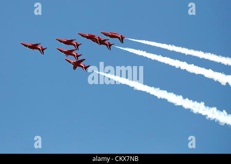 26 ago 2012. Le frecce rosse wow la folla le ali e le ruote, Dunsfold, Surrey oggi - 26.8.12 con una spettacolare display. Le ali e le ruote si festeggia il suo settantesimo anniversario quest'anno con una varietà di aria dinamica e motoring visualizza, stunt guida, veicolo statico mostre, shopping, dancing, bande dal vivo e arena attrazioni. L'Airshow di ha aiutato a sollevare più di 250.000 sterline per beneficenza alla data. Foto Stock