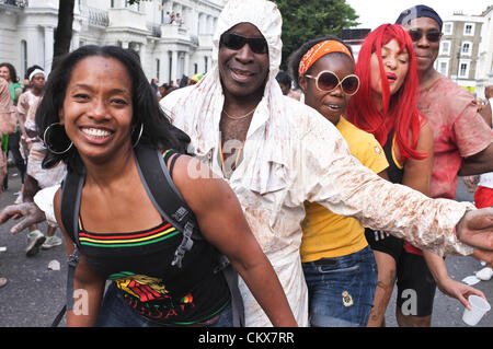 26 ago 2012. Londra, Regno Unito. I festaioli al carnevale di Notting Hill avente una buona volta in agosto 2012 Foto Stock