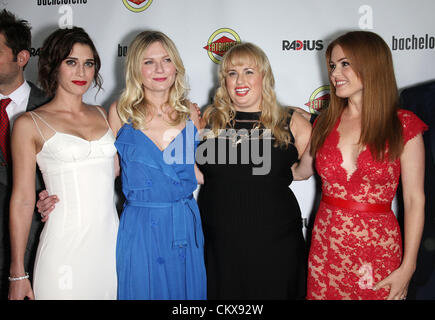 Agosto 23, 2012 - Hollywood, California, Stati Uniti - Lizzy Caplan, Kirsten Dunst, Rebel Wilson & Isla Fisher sbarca per la premiere del film 'L' addio al nubilato al Arclight theater. (Credito Immagine: © Lisa O'Connor/ZUMAPRESS.com) Foto Stock