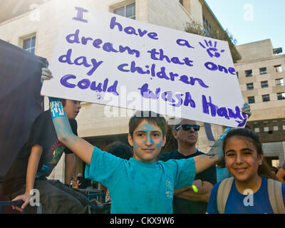 Il 27 agosto 2012. I giovani manifestanti presso il Municipio in piazza Safra dimostrare contro l'abbandono dei loro scuola il primo giorno dell anno scolastico. Gerusalemme, Israele. 27-Aug-2012. Gli insegnanti e i genitori della Scuola Sperimentale di Gerusalemme concedere ai giovani studenti una lezione di democrazia e il diritto di protestare contro il primo giorno di scuola in municipio la dimostrazione contro anni di presunto abbandono della struttura e dei servizi. Foto Stock