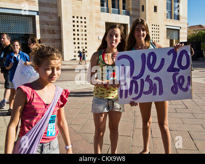 Il 27 agosto 2012. Due ragazze giovani in attesa di un segno che protestavano 20 anni di abbandono della scuola sperimentale a Gerusalemme presso il Municipio. Gerusalemme, Israele. 27-Aug-2012. Gli insegnanti e i genitori della Scuola Sperimentale di Gerusalemme concedere ai giovani studenti una lezione di democrazia e il diritto di protestare contro il primo giorno di scuola in municipio la dimostrazione contro anni di presunto abbandono della struttura e dei servizi. Foto Stock