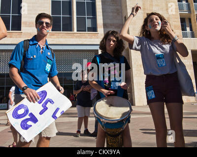 Il 27 agosto 2012. I giovani manifestanti presso il Municipio in piazza Safra dimostrare contro l'abbandono dei loro scuola il primo giorno dell anno scolastico. Gerusalemme, Israele. 27-Aug-2012. Gli insegnanti e i genitori della Scuola Sperimentale di Gerusalemme concedere ai giovani studenti una lezione di democrazia e il diritto di protestare contro il primo giorno di scuola in municipio la dimostrazione contro anni di presunto abbandono della struttura e dei servizi. Foto Stock