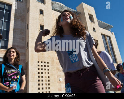 Il 27 agosto 2012. I giovani manifestanti presso il Municipio in piazza Safra dimostrare contro l'abbandono dei loro scuola il primo giorno dell anno scolastico. Gerusalemme, Israele. 27-Aug-2012. Gli insegnanti e i genitori della Scuola Sperimentale di Gerusalemme concedere ai giovani studenti una lezione di democrazia e il diritto di protestare contro il primo giorno di scuola in municipio la dimostrazione contro anni di presunto abbandono della struttura e dei servizi. Foto Stock