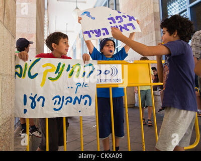 Il 27 agosto 2012. I giovani manifestanti presso il Municipio in piazza Safra dimostrare contro l'abbandono dei loro scuola il primo giorno dell anno scolastico. Gerusalemme, Israele. 27-Aug-2012. Gli insegnanti e i genitori della Scuola Sperimentale di Gerusalemme concedere ai giovani studenti una lezione di democrazia e il diritto di protestare contro il primo giorno di scuola in municipio la dimostrazione contro anni di presunto abbandono della struttura e dei servizi. Foto Stock