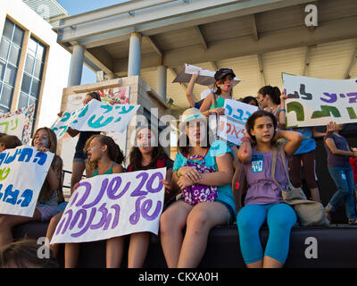 Il 27 agosto 2012. I giovani manifestanti presso il Municipio in piazza Safra dimostrare contro l'abbandono dei loro scuola il primo giorno dell anno scolastico. Gerusalemme, Israele. 27-Aug-2012. Gli insegnanti e i genitori della Scuola Sperimentale di Gerusalemme concedere ai giovani studenti una lezione di democrazia e il diritto di protestare contro il primo giorno di scuola in municipio la dimostrazione contro anni di presunto abbandono della struttura e dei servizi. Foto Stock