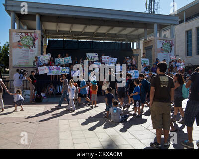 Il 27 agosto 2012. I giovani manifestanti presso il Municipio in piazza Safra dimostrare contro l'abbandono dei loro scuola il primo giorno dell anno scolastico. Gerusalemme, Israele. 27-Aug-2012. Gli insegnanti e i genitori della Scuola Sperimentale di Gerusalemme concedere ai giovani studenti una lezione di democrazia e il diritto di protestare contro il primo giorno di scuola in municipio la dimostrazione contro anni di presunto abbandono della struttura e dei servizi. Foto Stock