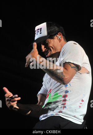 Il cantante dei Red Hot Chili Peppers Anthony Kiedis suona dal vivo durante il concerto a Praga, Repubblica Ceca il 27 agosto 2012. (CTK foto/Stanislav Peska) Foto Stock