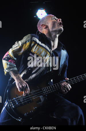 Bassista chitarrista Michael Balzary dei Red Hot Chili Peppers suona dal vivo durante il concerto a Praga, Repubblica Ceca il 27 agosto 2012. (CTK foto/Stanislav Peska) Foto Stock