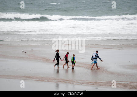 Bank Holiday Beach meteo - Caswell Bay - Swansea - Regno Unito - 27 Agosto 2012 : le famiglie a spasso per il vento e tempeste a Caswell Bay vicino a Swansea questo pomeriggio. Foto Stock