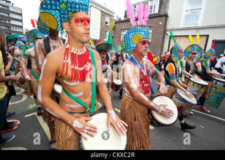 Agosto 27th, 2012, Londra, Regno Unito. Carnevale di Notting Hill batteristi eseguire nei coloratissimi costumi. Foto Stock