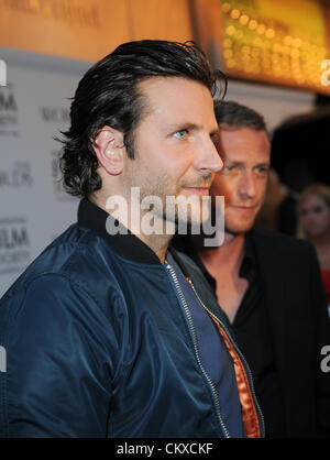 Agosto 27, 2012 - Philadelphia, Pennsylvania, Stati Uniti - Attore BRADLEY COOPER e scrittore/direttore, BRIAN KLUGMAN, a Philadelphia premiere di ''Le parole'' staring Bradley Cooper e Zoe Saldana (credito Immagine: © Ricky Fitchett/ZUMAPRESS.com) Foto Stock