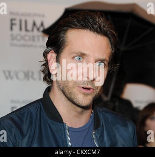 Agosto 27, 2012 - Philadelphia, Pennsylvania, Stati Uniti - Attore BRADLEY COOPER, a Philadelphia premiere di ''Le parole'' staring Bradley Cooper e Zoe Saldana (credito Immagine: © Ricky Fitchett/ZUMAPRESS.com) Foto Stock