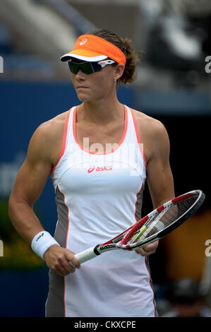 Il 27 agosto 2012. 27.08.2012. New York, Stati Uniti d'America. Samantha STOSUR dell Australia (AUS) sconfitto della Croazia di Petra Martic (CRO) durante il loro match di primo turno al giorno 1 del 2012 U.S. Aprire i campionati di tennis presso l'USTA Billie Jean King National Tennis Center in Flushing, Queens, a New York, Stati Uniti d'America. Foto Stock