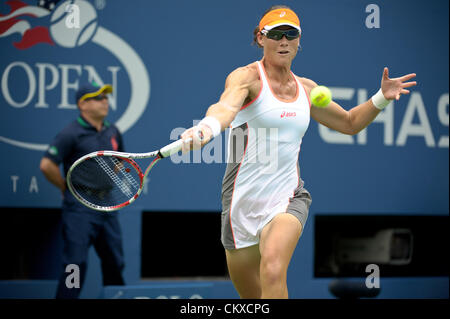 Il 27 agosto 2012. 27.08.2012. New York, Stati Uniti d'America. Samantha STOSUR dell Australia (AUS) sconfitto della Croazia di Petra Martic (CRO) durante il loro match di primo turno al giorno 1 del 2012 U.S. Aprire i campionati di tennis presso l'USTA Billie Jean King National Tennis Center in Flushing, Queens, a New York, Stati Uniti d'America. Foto Stock