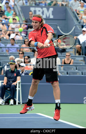 Il 27 agosto 2012. 27.08.2012. New York, Stati Uniti d'America. Lukas Lacko dalla Slovacchia (SVK) in azione contro Stati Uniti d'America James BLAKE (USA) durante il loro primo round Uomini Singoli corrisponde al giorno 1 del 2012 U.S. Aprire i campionati di tennis presso l'USTA Billie Jean King National Tennis Center in Flushing, Queens, a New York, Stati Uniti d'America. Foto Stock