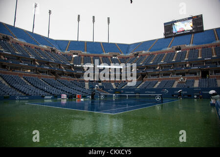 Agosto 27, 2012, New York, NY, giorno 1, 2012 US Open Tennis-Arthur Ashe Stadium durante il ritardo di pioggia. Foto Stock