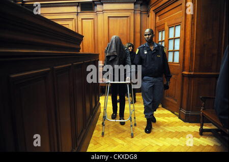 Il 27 agosto 2012. Cape Town, Sud Africa. Uno degli uomini accusati di omicidio di turista Anni Dewani, Xolile Mngeni appare in l Alta Corte di Cape Town, Sud Africa. Dewani il padre Hindocha Vinod e altri membri della famiglia sono stati in tribunale per Mngeni's aspetto. (Foto di Gallo Immagini / Foto24 / Edrea du Toit) Foto Stock