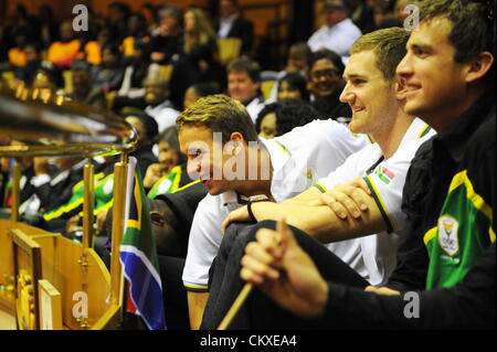 Agosto 28, 2012. Cape Town, Sud Africa. Medaglia olimpica vincitori Chad le Clos e Cameron van Der Burgh in Parlamento a Cape Town, Sud Africa. Il ministro dello sport e ricreazione Fikile Mbalula si è congratulato con il atleti olimpionici sulle loro prestazioni durante i Giochi di Londra. (Foto di Gallo Immagini / Foto24 / Michael Hammond) Foto Stock