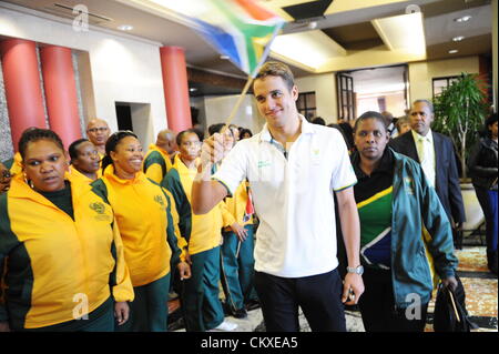 Agosto 28, 2012. Cape Town, Sud Africa. Medaglia d'oro olimpica vincitore Chad le Clos in Parlamento a Cape Town, Sud Africa. Il ministro dello sport e ricreazione Fikile Mbalula si è congratulato con il atleti olimpionici sulle loro prestazioni durante i Giochi di Londra. (Foto di Gallo Immagini / Foto24 / Michael Hammond) Foto Stock