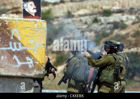 Il 29 agosto 2012 - Ramallah, West Bank, Territorio palestinese - soldati israeliani fire gas lacrimogeni a dimostranti palestinesi al di fuori del Ofer carcere militare, vicino la Cisgiordania città di Ramallah, il 28 agosto 2012, durante una manifestazione di solidarietà con i prigionieri palestinesi detenuti nelle prigioni israeliane (credito Immagine: © Issam Rimawi APA/images/ZUMAPRESS.com) Foto Stock