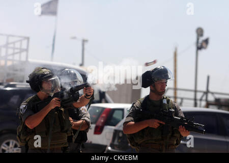 Il 29 agosto 2012 - Ramallah, West Bank, Territorio palestinese - soldati israeliani fire gas lacrimogeni a dimostranti palestinesi al di fuori del Ofer carcere militare, vicino la Cisgiordania città di Ramallah, il 28 agosto 2012, durante una manifestazione di solidarietà con i prigionieri palestinesi detenuti nelle prigioni israeliane (credito Immagine: © Issam Rimawi APA/images/ZUMAPRESS.com) Foto Stock