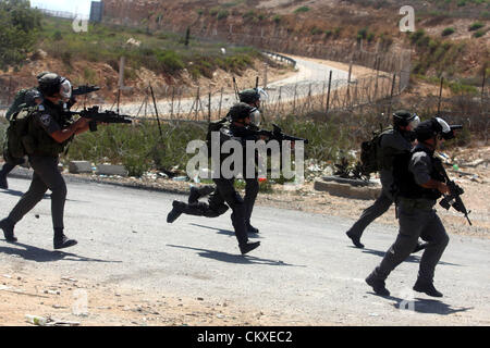 Il 29 agosto 2012 - Ramallah, West Bank, Territorio palestinese - soldati israeliani corrono dietro i dimostranti palestinesi al di fuori del Ofer carcere militare, vicino la Cisgiordania città di Ramallah, il 28 agosto 2012, durante una manifestazione di solidarietà con i prigionieri palestinesi detenuti nelle prigioni israeliane (credito Immagine: © Issam Rimawi APA/images/ZUMAPRESS.com) Foto Stock