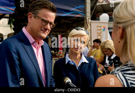 Agosto 28, 2012 - Tampa , FL, Stati Uniti d'America - Joe Scarborough e Mika Brzezinski, co-host di MSNBC 'mattina Joe' mostra, parlare con un reporter al di fuori dell'ulula alla luna bar dopo che avvolge i loro politici talk show dal 2012 Convention Nazionale Repubblicana. Foto Stock