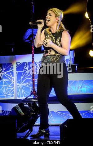 Toronto, Ontario, Canada. Aug 28 2012. Cantante americana Kelly Clarkson eseguita presso il Molson anfiteatro a Toronto. (Immagine di credito: credito: Igor Vidyashev/ZUMAPRESS.com/Alamy Live News) Foto Stock