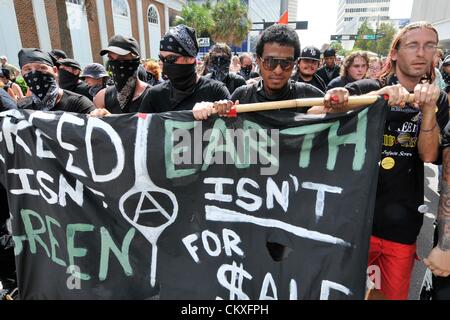 Tampa, Florida, Stati Uniti d'America. 28 agosto 2012. Black Bloc contestatori marzo attraverso le strade contro la Westboro Baptist Church durante la Convention Nazionale Repubblicana. Centinaia di manifestanti hanno marciato per le strade di Tampa contro il punto di vista del controverso gruppo religioso. (Foto/Chris Post). Credito: oltre X Fotografia / Alamy Live News Foto Stock